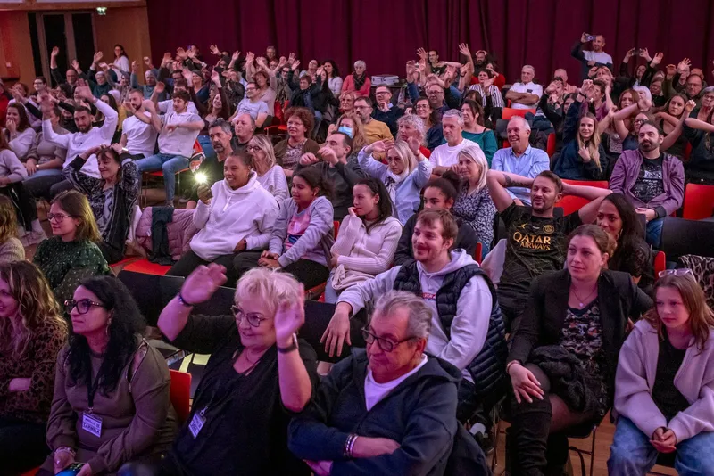 Toute une salle éclate de rire et applaudit pendant le spectacle d'hypnose de R'Key